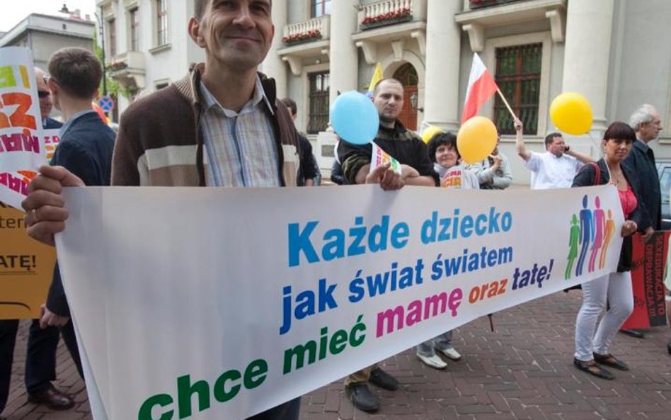 Jak wynika z badań opinii publicznej, większość Polaków nie zgadza się na to, by pary homoseksualne 