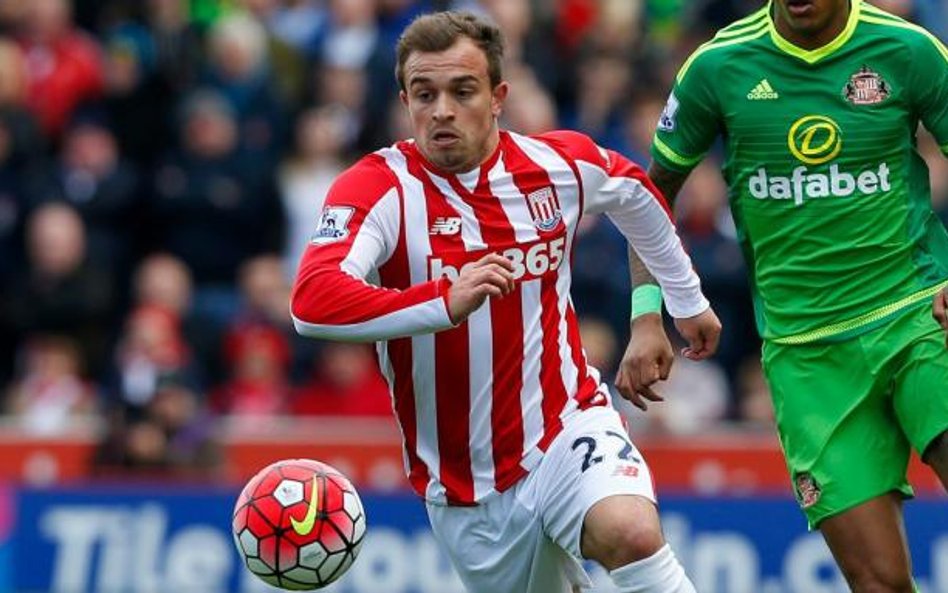 Xherdan Shaqiri (z lewej) może być gwiazdą reprezentacji Kosowa
