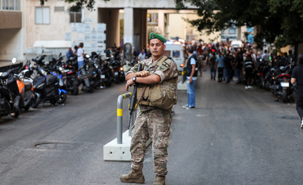 Tłum przed szpitalem w Bejrucie. We wtorek setki członków libańskiej grupy zbrojnej Hezbollah został