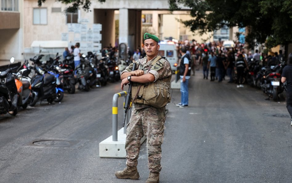 Tłum przed szpitalem w Bejrucie. We wtorek setki członków libańskiej grupy zbrojnej Hezbollah został