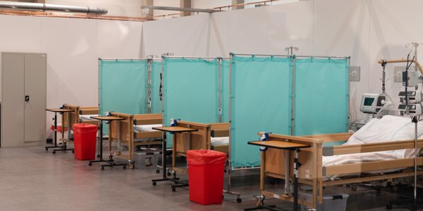 Szpital w Bartoszycach z długiem 90 mln zł łączy oddziały i płaci lekarzom ponad 100 tys. zł miesięcznie