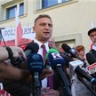 Działacz środowisk narodowych Robert Bąkiewicz przed siedzibą Prokuratury Okręgowej w Gorzowie Wielk