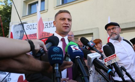 Działacz środowisk narodowych Robert Bąkiewicz przed siedzibą Prokuratury Okręgowej w Gorzowie Wielk