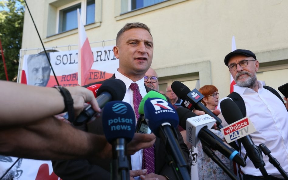 Działacz środowisk narodowych Robert Bąkiewicz przed siedzibą Prokuratury Okręgowej w Gorzowie Wielk