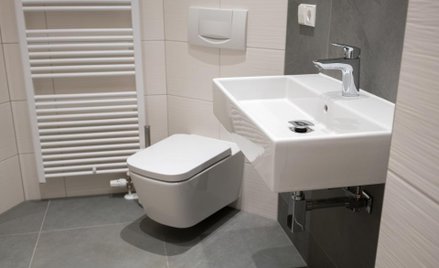 Klozet i umywalka w każdym mieszkaniu – warunek odebrania bloku