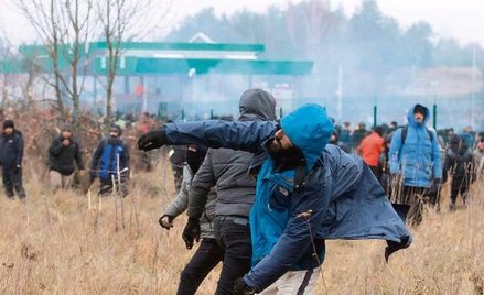 Migranci rzucali kamieniami i granatami hukowymi, polskie służby odpowiedziały gazem i armatkami wod