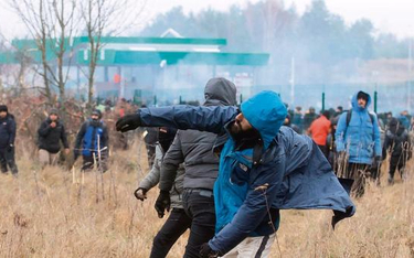 Migranci rzucali kamieniami i granatami hukowymi, polskie służby odpowiedziały gazem i armatkami wod