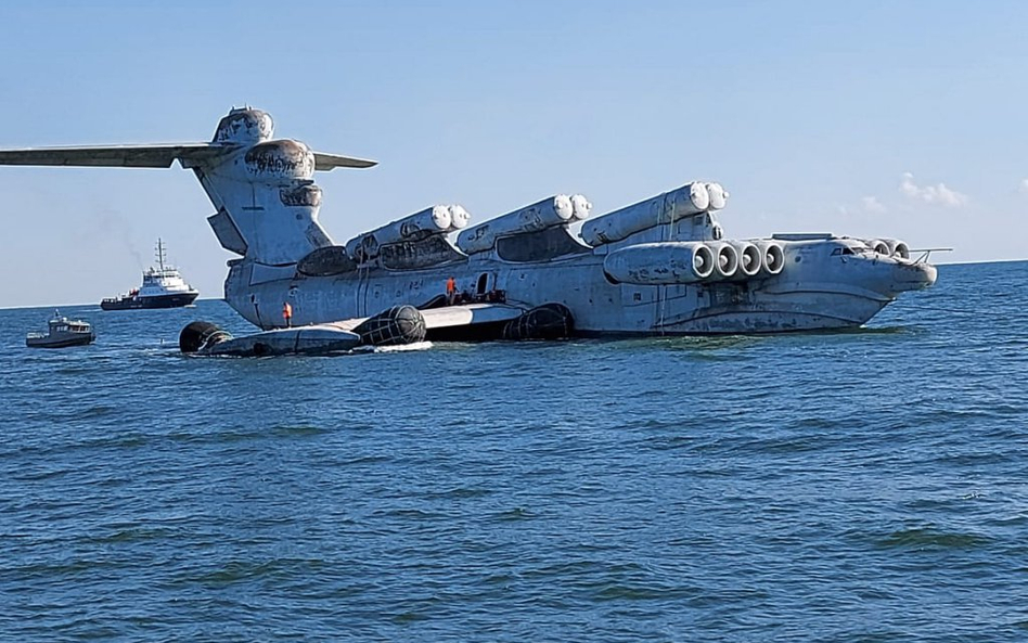 Ekranoplan Łuń podczas holowania z Kaspijska w Dagestanie nad Morzem Kaspijskim do Derbentu. Fot./Mi