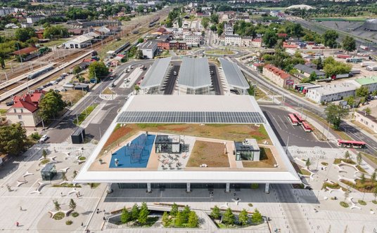 „Olbrzymi dach chroni budynek przed słońcem i deszczem” – mówi Magdalena Federowicz-Boule.