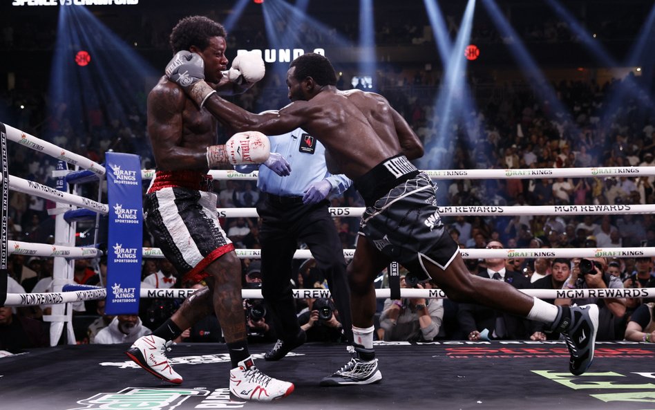 Terence Crawford (z prawej) w walce z Errolem Spencem