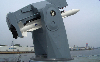 Wyrzutnia rakiet MK-13 wyposażona w pocisk SM-1