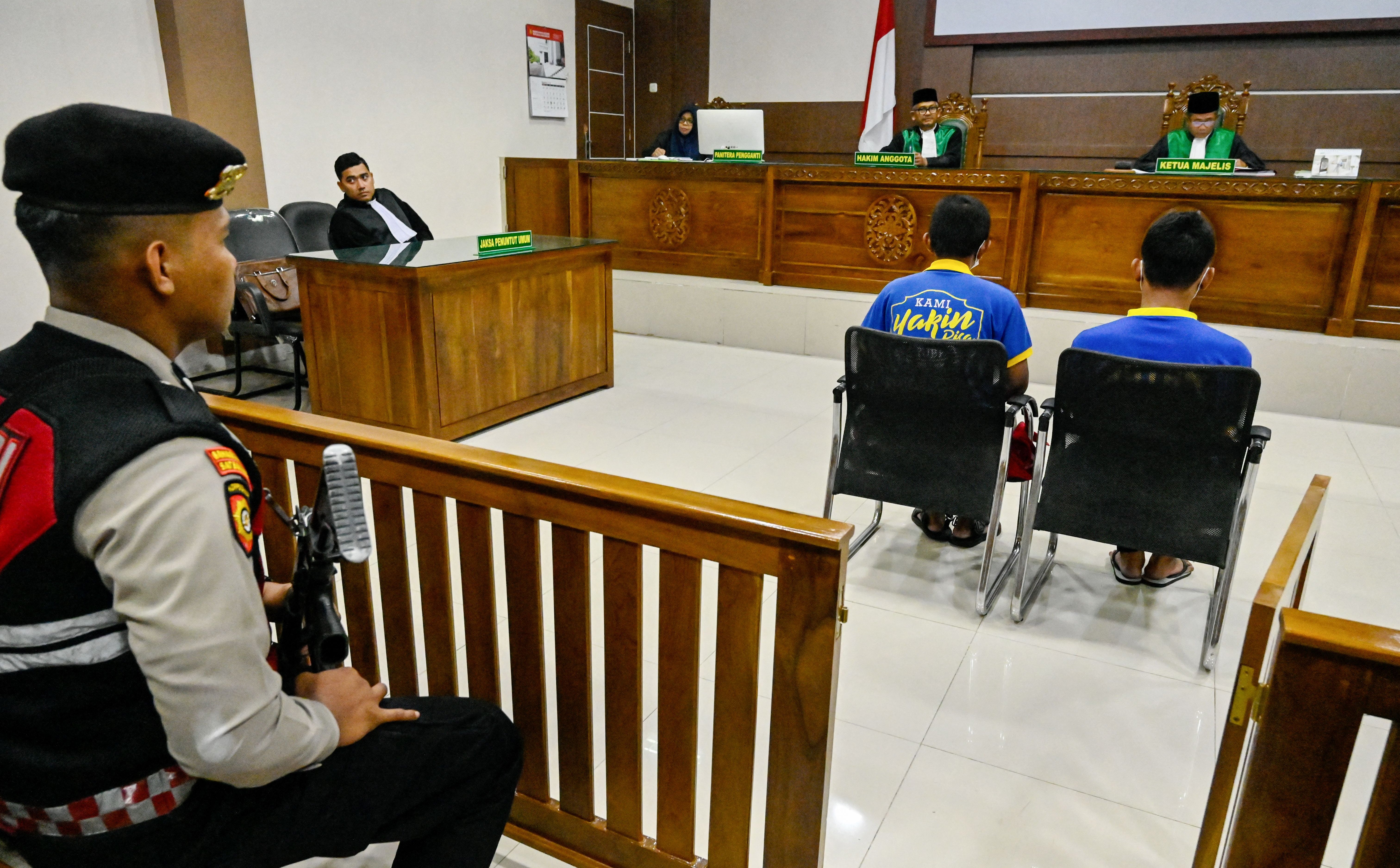 Indonezja: Dwaj mężczyźni skazani na chłostę za pocałunek