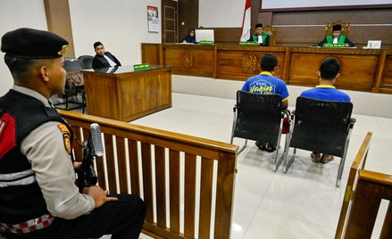 Dwaj studenci skazani w Indonezji na chłostę za pocałunek w toalecie