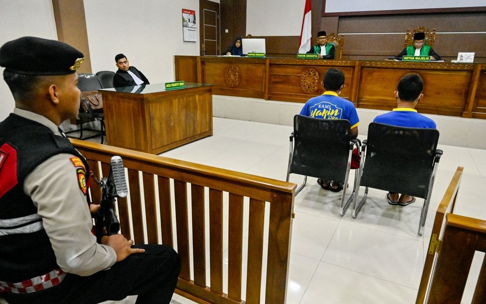 Dwaj studenci skazani w Indonezji na chłostę za pocałunek w toalecie