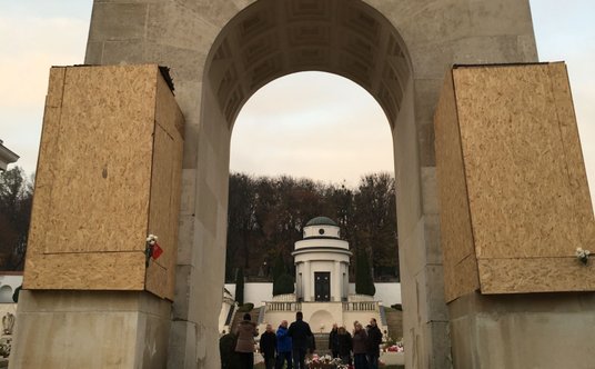 Zasłonięte posągi lwów na Cmentarzu Orląt Lwowskich