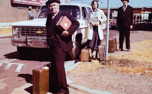 W „Kochaj albo rzuć” (1977 r.) Pawlak z Kargulem i wnuczką Anią (Anna Dymna) zderzają się z realiami