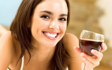 Czerwone wino na zdrowe zęby