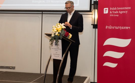 Krzysztof Drynda, prezes zarządu PAIH przemawiający podczas Polsko-Tajskiego Forum Biznesowe w Bangk