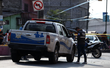 Ekwadorska policja na miejscu jednego z zamachów bombowych