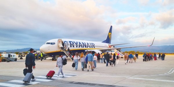 Pracownicy Ryanair będą dokładniej sprawdzać wielkość bagażu. Dostaną wyższe premie