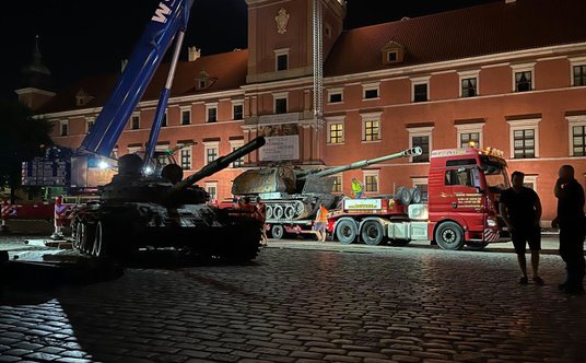 Zniszczony rosyjski sprzęt wojskowy na Placu Zamkowym