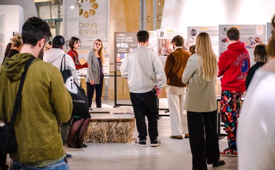 Konkursowi Young Design towarzyszy prezentacja prac finalistów. Na zdjęciu – wystawa z ubiegłego rok