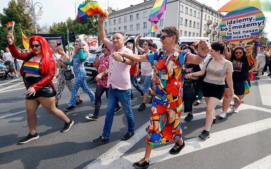 Z badań wynika, że już 62 proc. Polaków popiera prawo do zawierania związków partnerskich przez osob