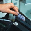 Jedna z podstawowych zasad bezpiecznego korzystania z kart dotyczy tego, by przy płaceniu kartą w sk