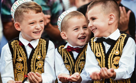 Jasnowłosi Słowianie-muzułmanie podczas święta Id al-Fitr w kosowskiej Prisztinie: są u siebie
