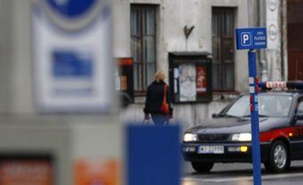Mieszkańcy stref powinni parkować za darmo