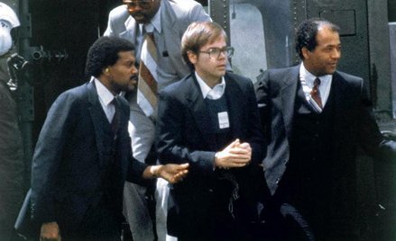 John Hinckley (w środku) usiłował w 1981 roku zastrzelić prezydenta USA Ronalda Reagana