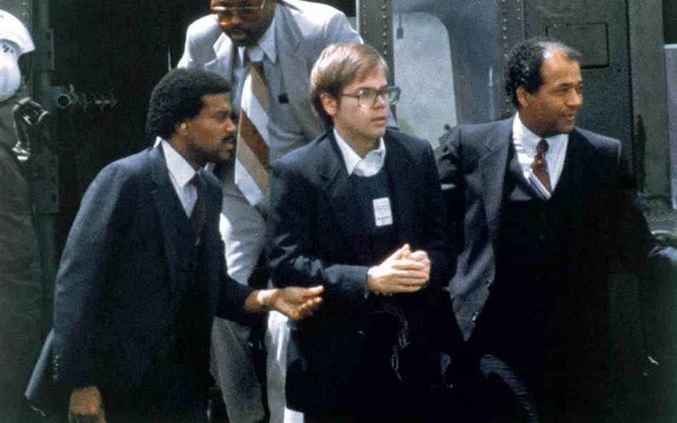 John Hinckley (w środku) usiłował w 1981 roku zastrzelić prezydenta USA Ronalda Reagana