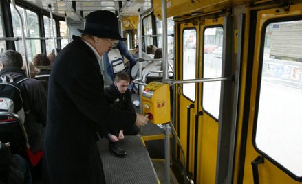 Sprzedaż jednorazowych biletów w nocy nie dyskryminuje pasażerów