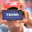 „Trump miał rację” – głosi napis na czapce uczestnika wiecu wyborczego w mieście Waukesha w Wisconsi