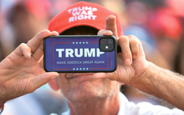 „Trump miał rację” – głosi napis na czapce uczestnika wiecu wyborczego w mieście Waukesha w Wisconsi