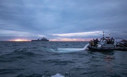 Amerykańscy żołnierze podejmują z wody szczątki balonu