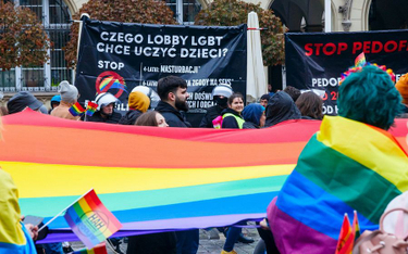 Krytykują Polskę za ataki na LGBT