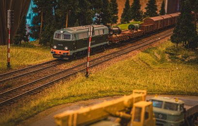 Głównym punktem wystawy jest imponująca makieta kolejowa o długości aż 75 metrów