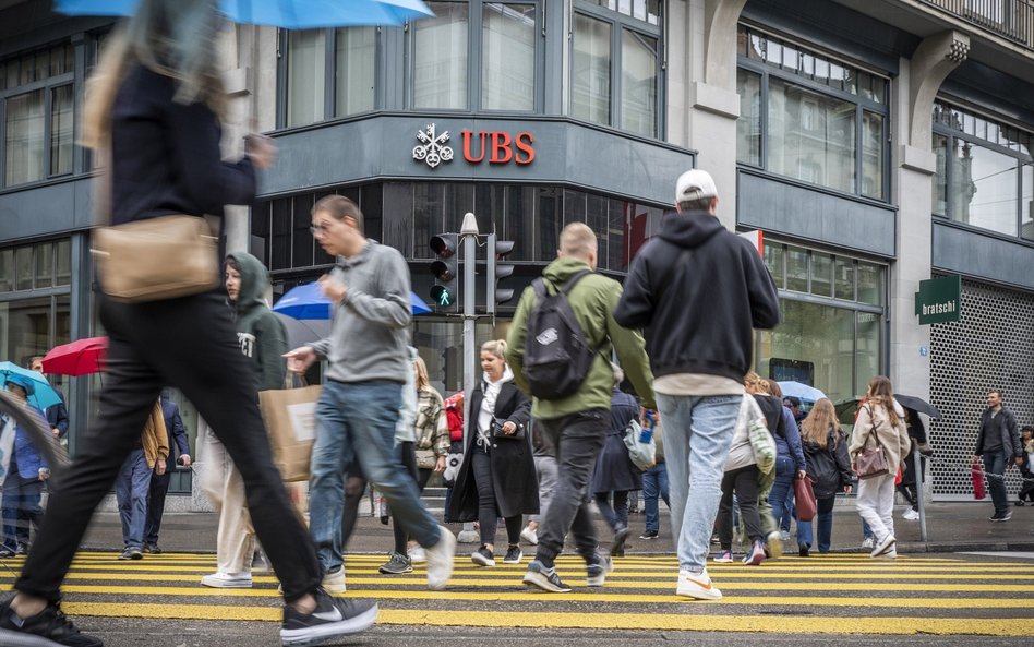 Największy szwajcarski bank - UBS - po przejęciu Credit Suisse przygotowuje się do zwolnienia 30 pro