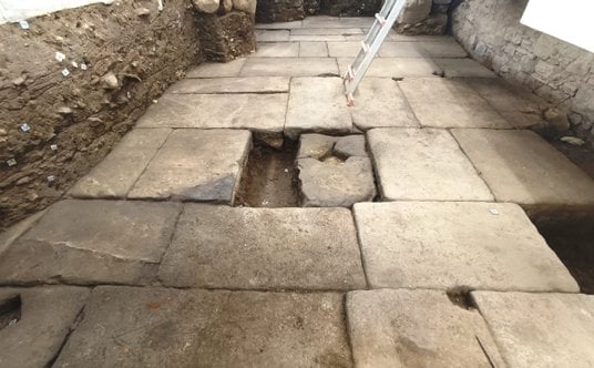 Fragment posadzki znalezionej pod hotelem