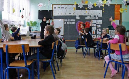 Sześciolatki uczące się z siedmiolatkami mają spore trudności