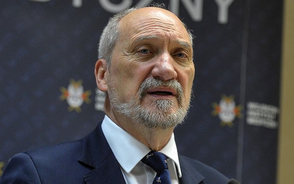 Macierewicz: Tamta ekipa okłamywała wszystkich dookoła