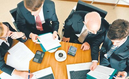 Urzędnikom i pracownikom służby cywilnej zajmującym wyższe stanowiska bez odpowiedniej zgody nie wol