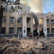 Strażacy pracują na miejscu ataku na budynek liceum, który został trafiony rosyjskim pociskiem, podc
