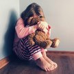 Niemowlęta mogą jedynie odwrócić wzrok i wycofać się w głąb siebie, natomiast starsze dzieci chronią