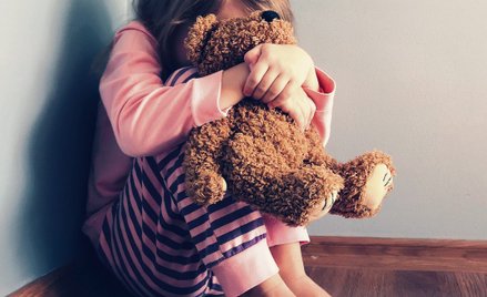 Niemowlęta mogą jedynie odwrócić wzrok i wycofać się w głąb siebie, natomiast starsze dzieci chronią