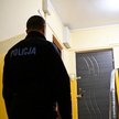 Policja przed drzwiami mieszkania w Ustce, w którym doszło do zabójstwa