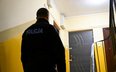Policja przed drzwiami mieszkania w Ustce, w którym doszło do zabójstwa