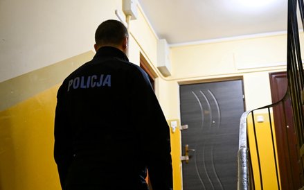 Policja przed drzwiami mieszkania w Ustce, w którym doszło do zabójstwa