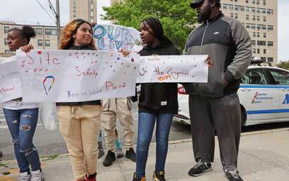 Lokalni mieszkańcy, uczniowie szkoły podstawowej na Brooklynie i ich rodzice protestują przeciwko za